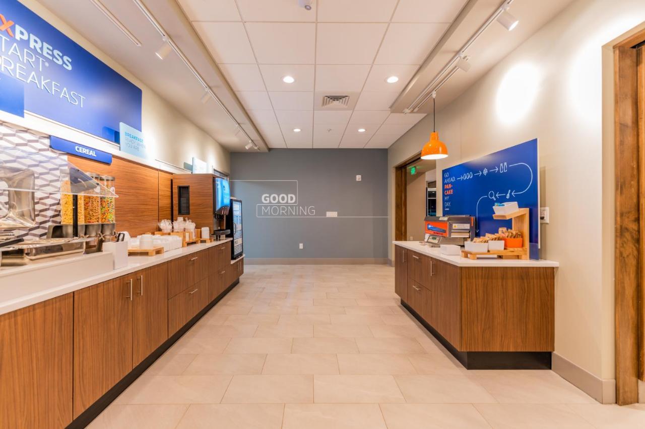 Holiday Inn Express & Suites Charlottesville By Ihg エクステリア 写真