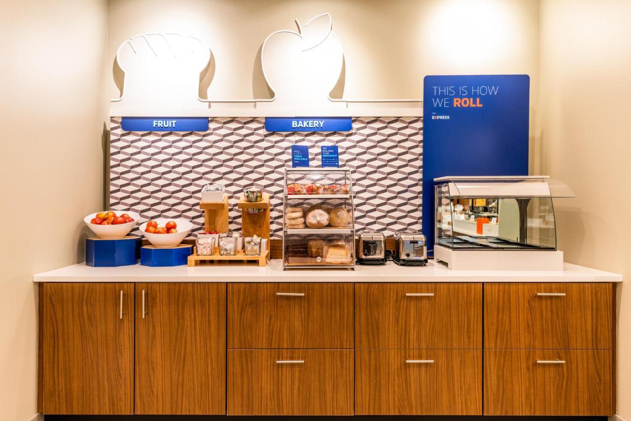 Holiday Inn Express & Suites Charlottesville By Ihg エクステリア 写真